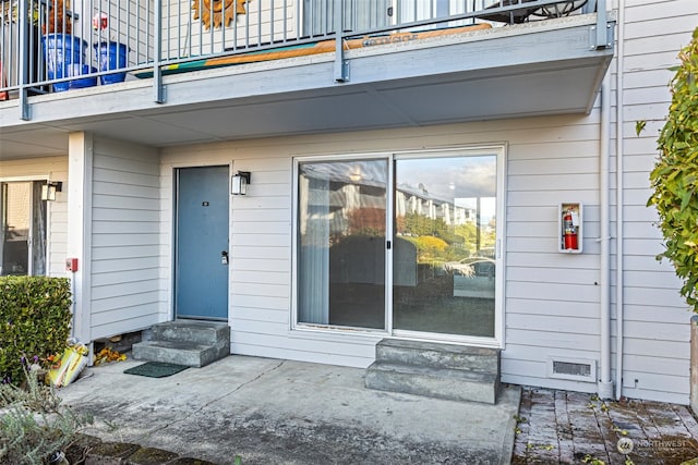 property entrance featuring a balcony