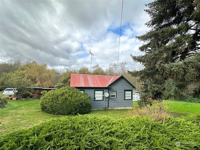 view of side of property featuring a lawn