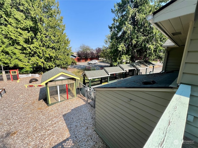 view of yard featuring an outdoor structure