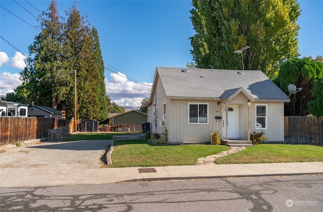 view of front of property featuring a front yard