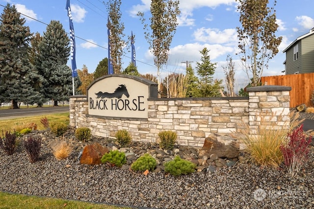 view of community / neighborhood sign