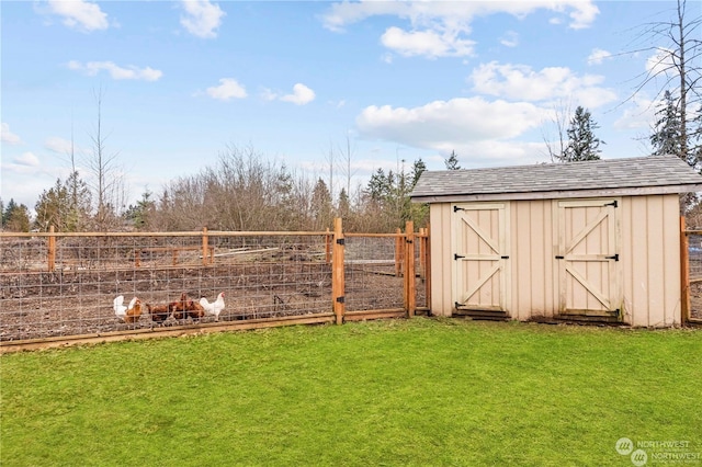 view of yard with a storage unit