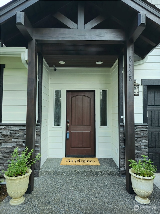 property entrance with covered porch