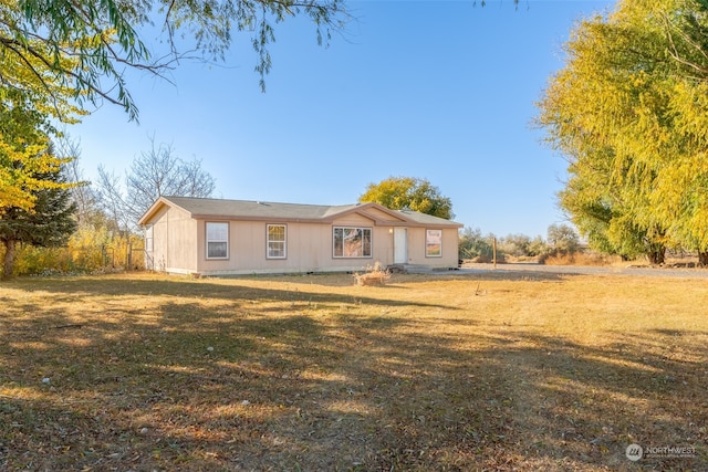 ranch-style home featuring a front lawn