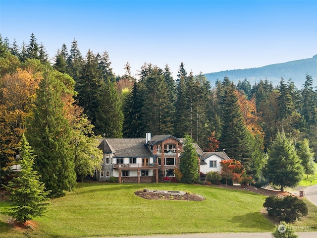 view of front of home featuring a front lawn