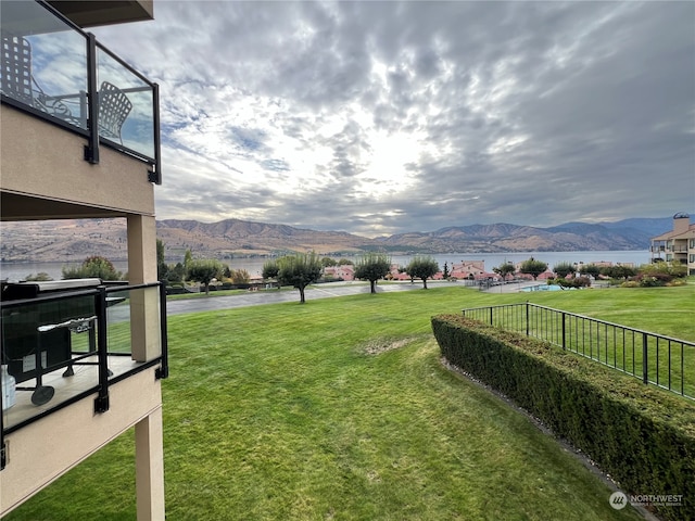 view of yard with a mountain view