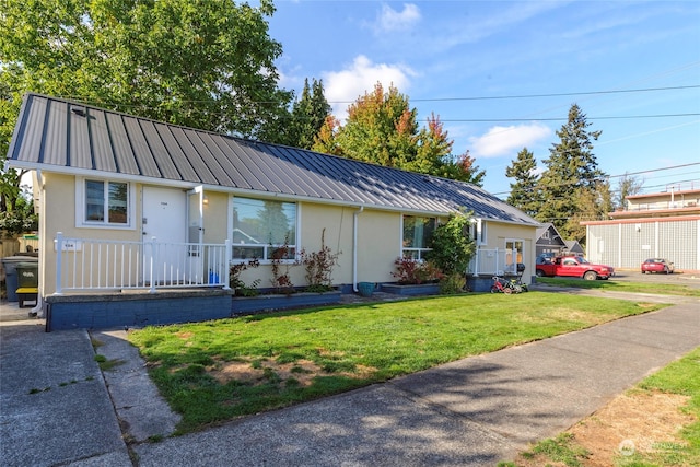 single story home featuring a front lawn