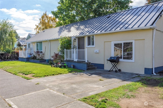 ranch-style home with a front yard