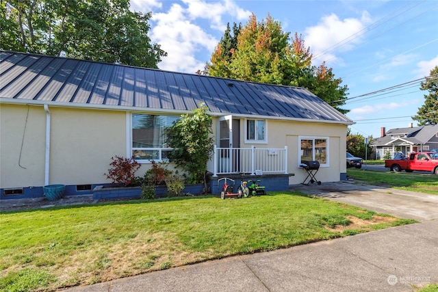 single story home featuring a front yard