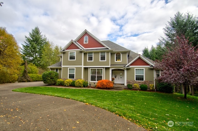 craftsman house with a front lawn