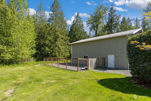 view of yard with an outdoor structure