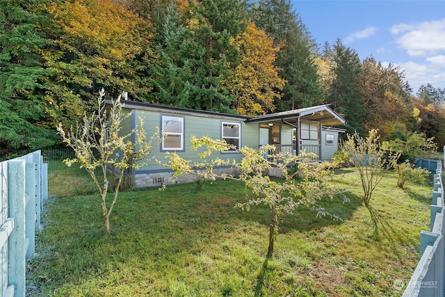 view of front facade featuring a front yard