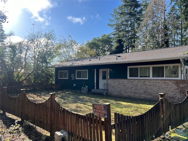 single story home featuring a front lawn