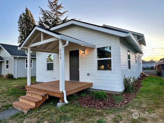 view of front of home featuring a lawn