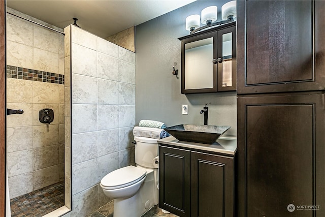 604 Nieland Loop SE, Rainier, WA 98576 - bathroom featuring a tile shower, toilet, and vanity