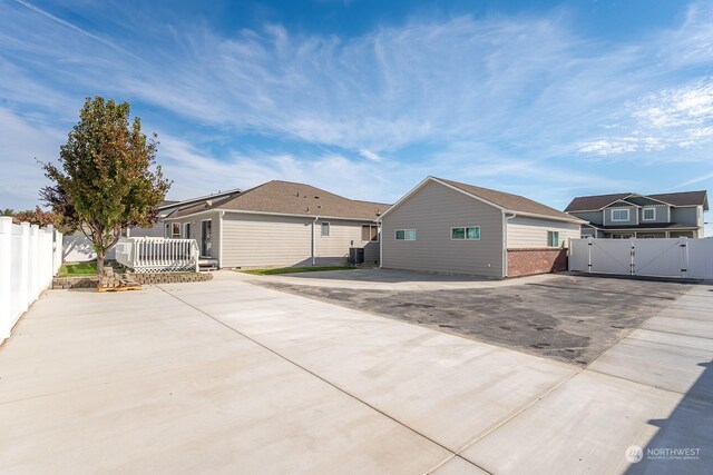 1300 W Marina Dr Unit 34, Moses Lake, WA 98837 - rear view of property featuring a gate and a patio