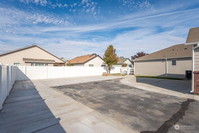 1300 W Marina Dr Unit 34, Moses Lake, WA 98837 - fenced backyard featuring a patio area and a residential view