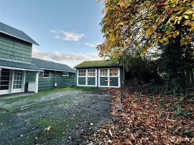 view of yard with a storage shed