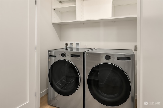 washroom with light wood-type flooring and independent washer and dryer