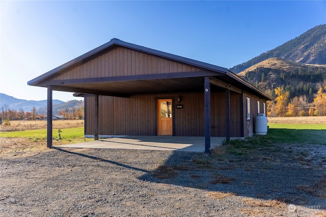 view of front of property featuring a mountain view and a front lawn