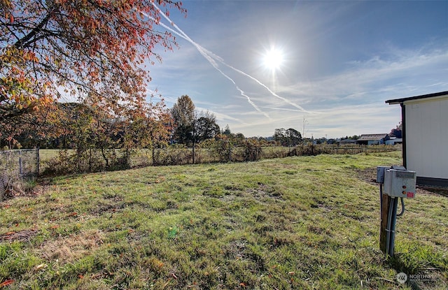 view of yard featuring a rural view