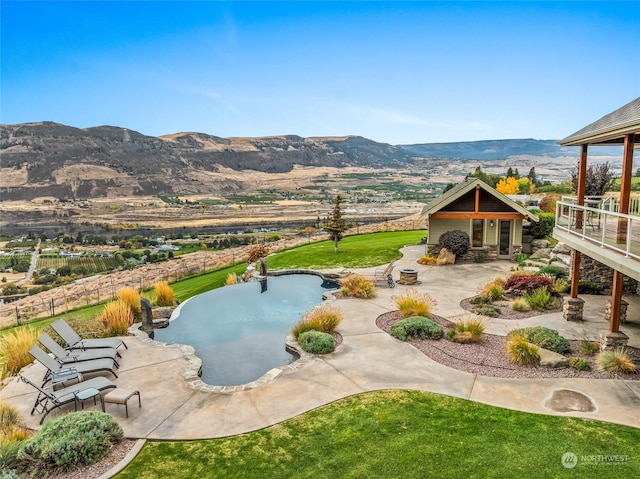 1114 S Wells, East Wenatchee, WA 98802 - view of pool featuring a mountain view and a patio