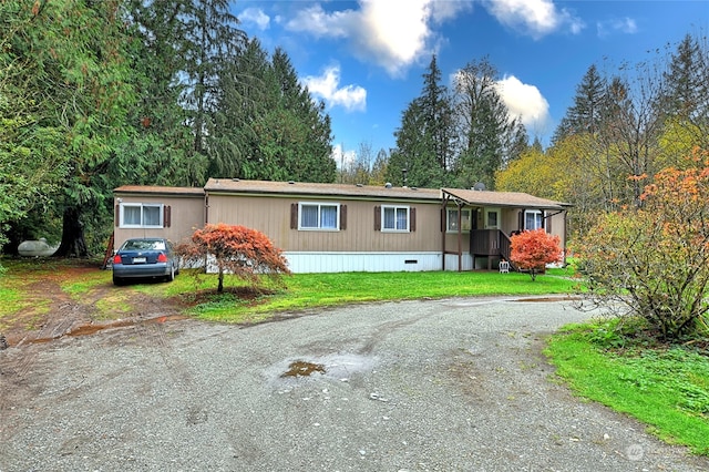 manufactured / mobile home featuring a front lawn