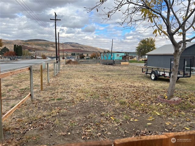 view of yard with a mountain view