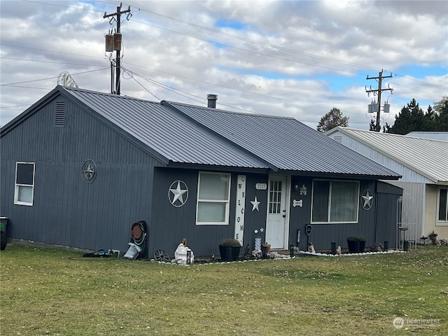 view of front of house featuring a front yard