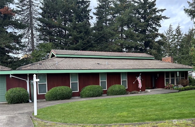 view of front of home featuring a front yard