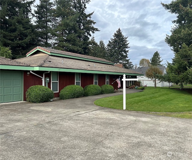 view of front of house featuring a front yard and a garage