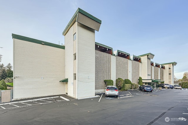 1810 S 118th Unit 401, Seattle, WA 98168 - view of property featuring uncovered parking