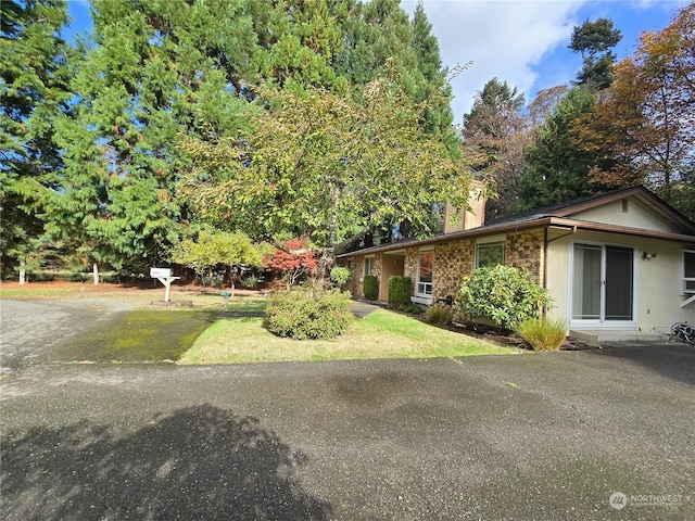 view of front of property with a front yard