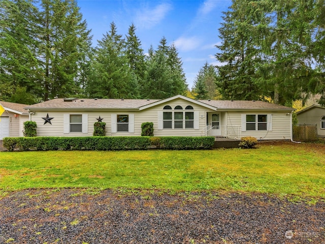 single story home featuring a front lawn