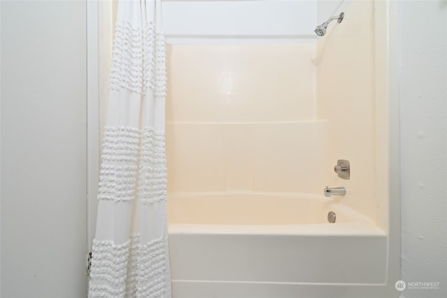 bathroom featuring shower / tub combo