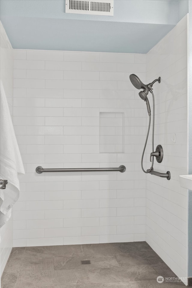 bathroom featuring a tile shower