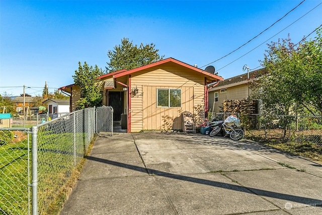 view of front of property featuring an outdoor structure and a front yard