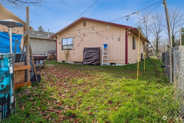 back of house featuring a lawn