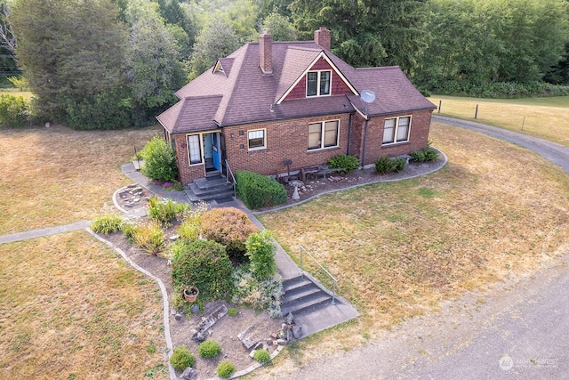 view of front of property featuring a front lawn