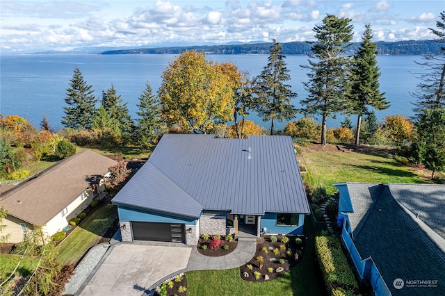 bird's eye view with a water view