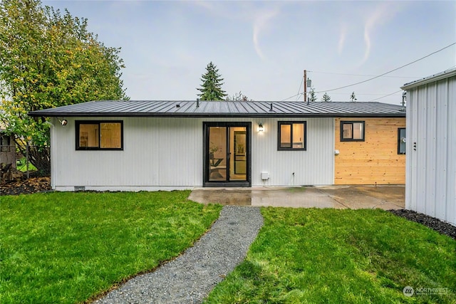 view of front of property with a front lawn