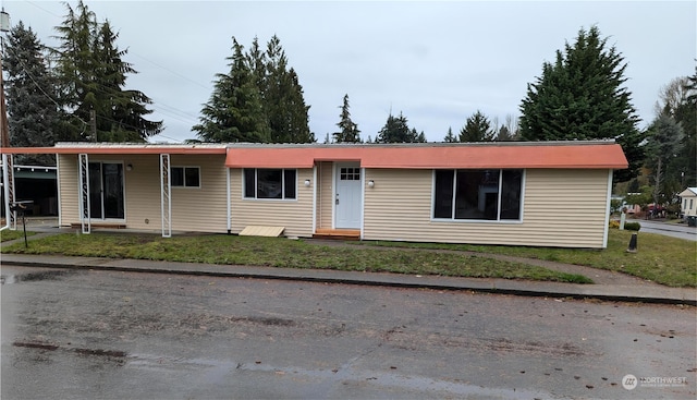 view of front of house featuring a front yard