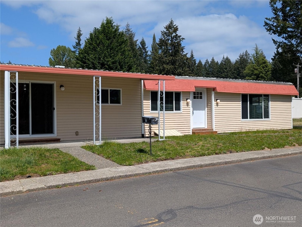 930 Trosper Rd SW Unit 70, Tumwater, WA 98512 - view of front of home featuring entry steps, metal roof, and a front yard