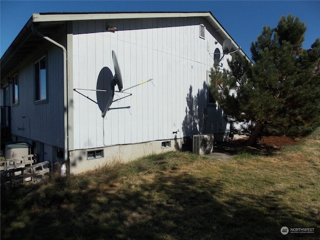 view of side of property featuring a lawn