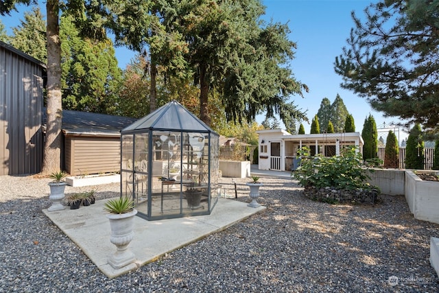 view of yard featuring an outbuilding