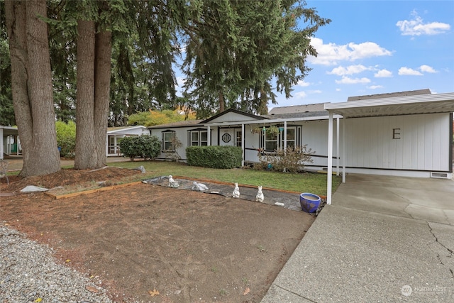 view of front of property featuring a front lawn and a carport