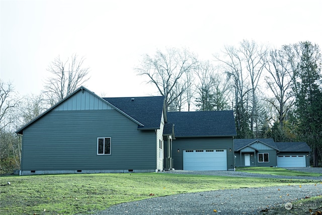 view of front of house featuring a garage and a front yard