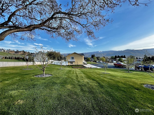 view of yard with a mountain view