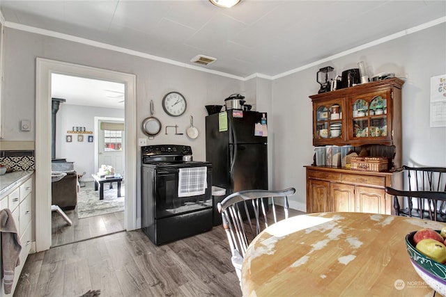 dining space featuring crown molding and light hardwood / wood-style flooring