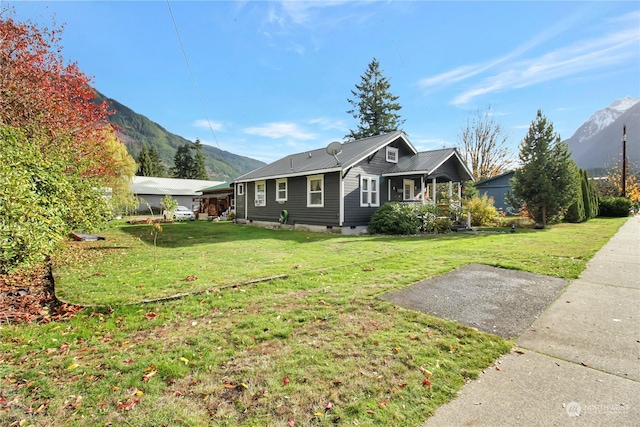 view of front of property featuring a mountain view and a front yard